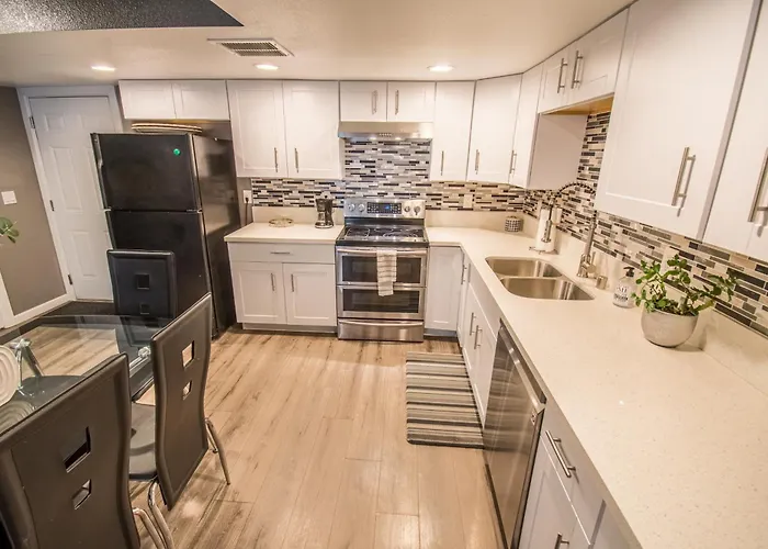 Spacious 2-Bedroom Townhouse With Pool & Private Patio In Central Las Vegas
