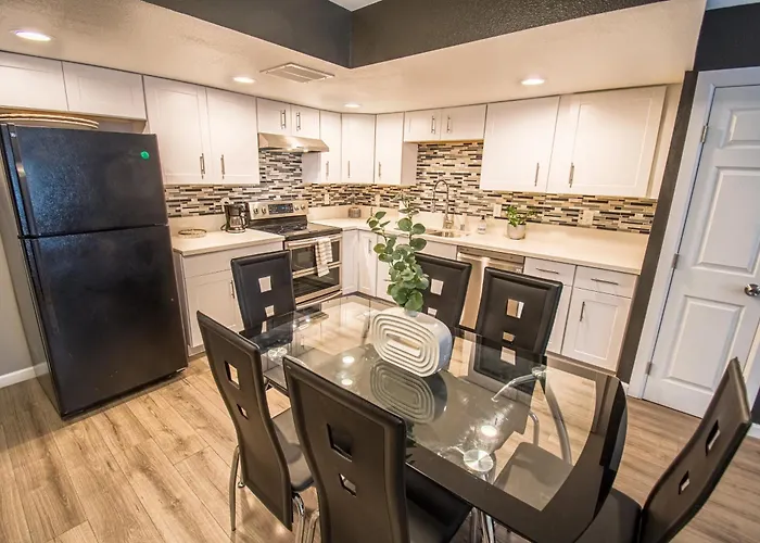 Spacious 2-Bedroom Townhouse With Pool & Private Patio In Central Las Vegas