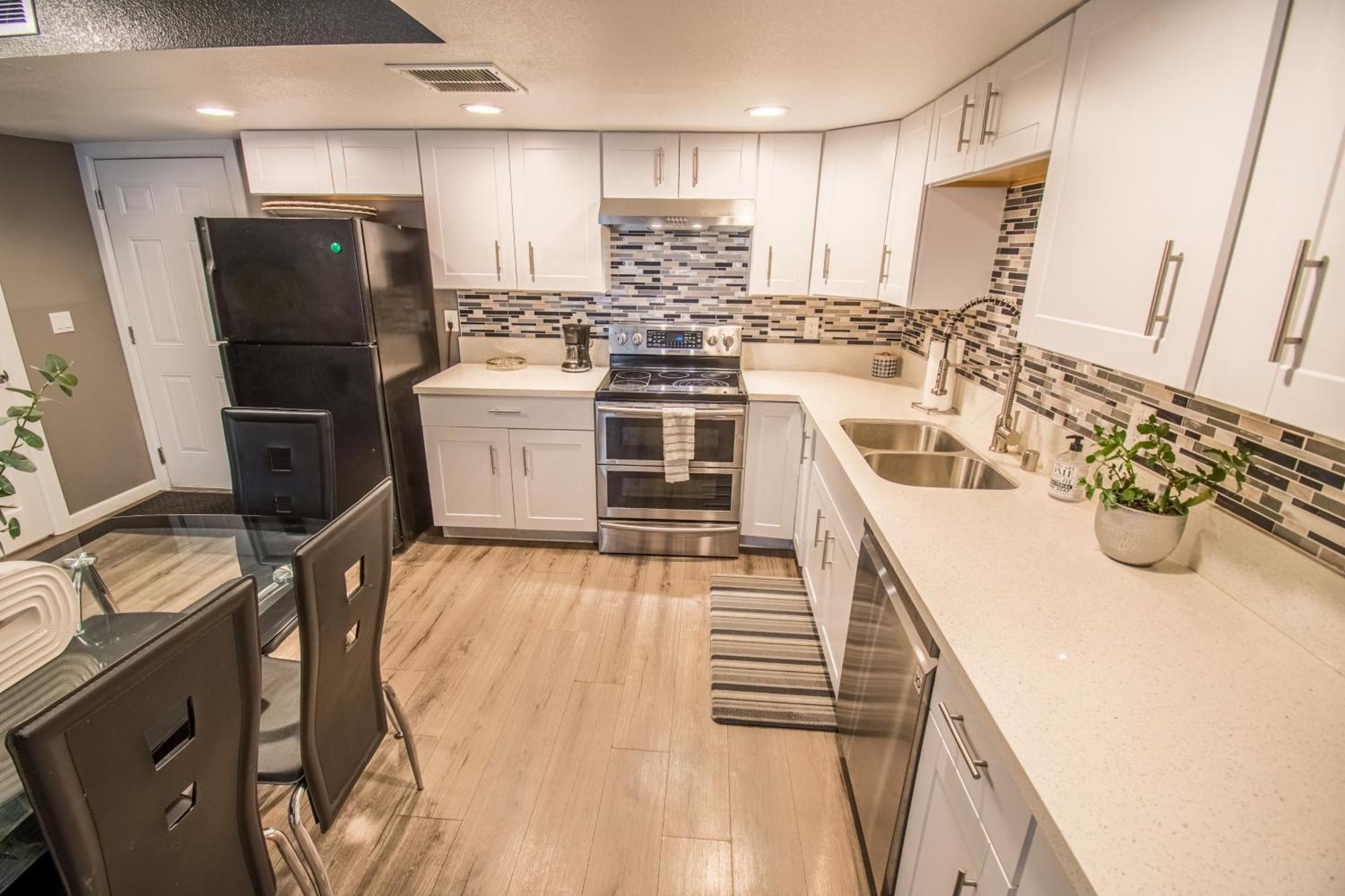 Сasa de vacaciones Spacious 2-bedroom Townhouse With Pool & Private Patio In Vegas *