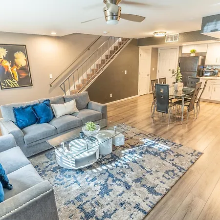 Spacious 2-Bedroom Townhouse With Pool & Private Patio In Central Las Vegas Exterior photo