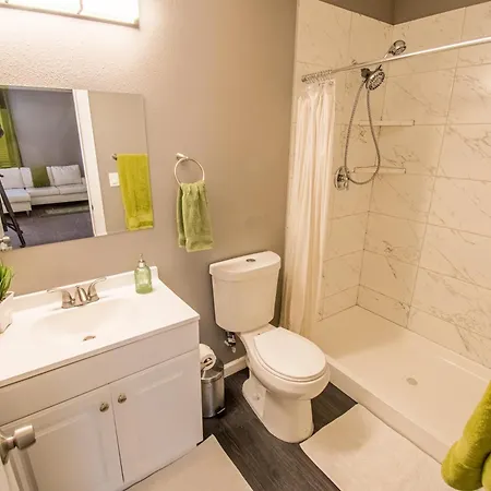 Spacious 2-Bedroom Townhouse With Pool & Private Patio In Central Las Vegas Exterior photo
