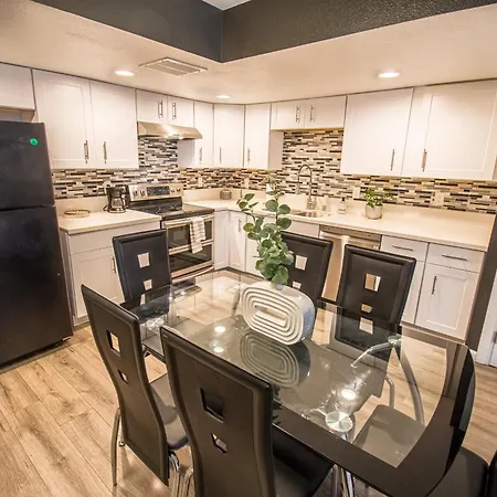 Spacious 2-Bedroom Townhouse With Pool & Private Patio In Central Las Vegas Exterior photo