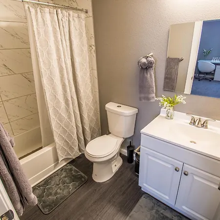 Spacious 2-Bedroom Townhouse With Pool & Private Patio In Central Las Vegas Exterior photo